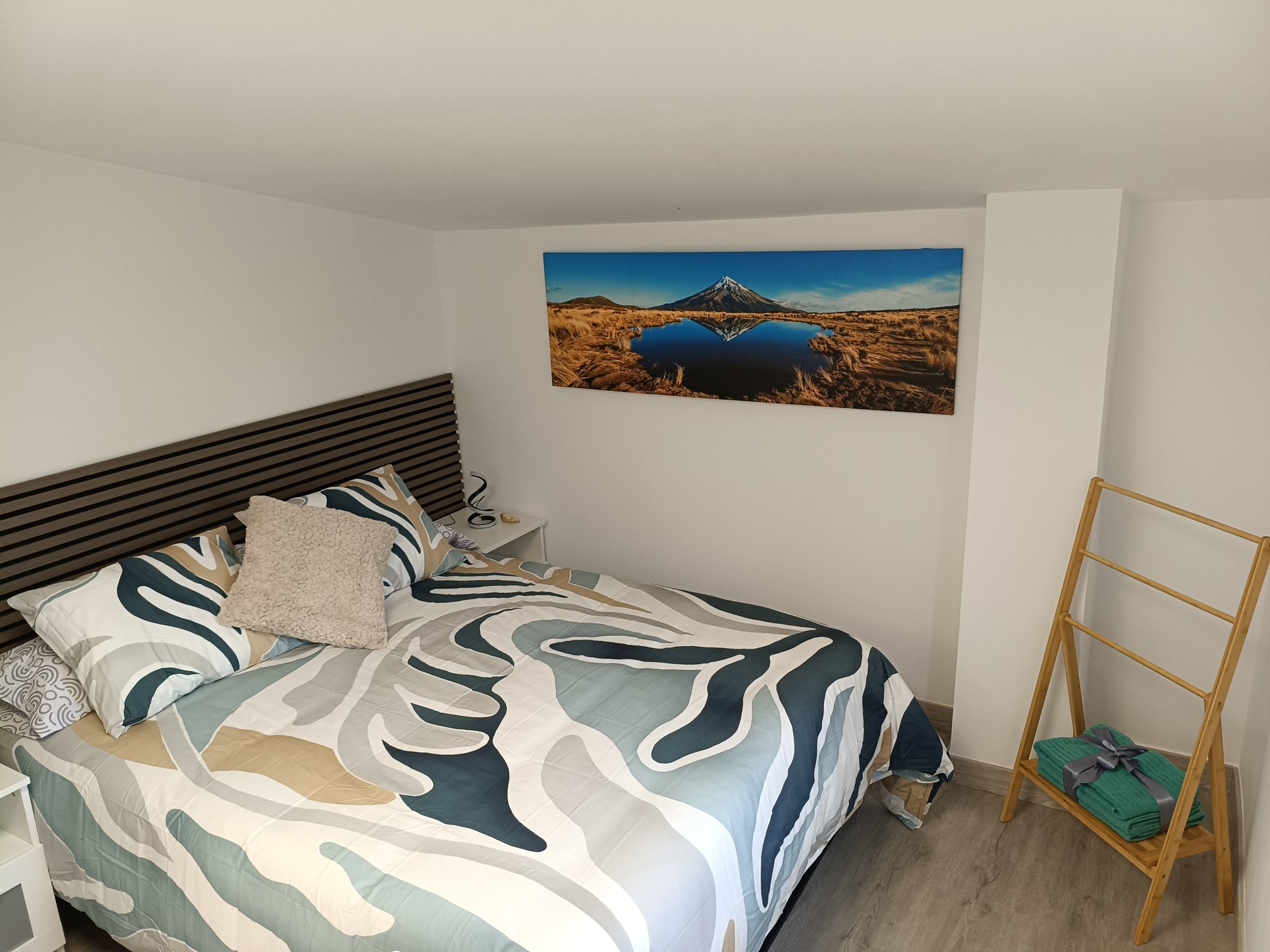 Dormitorio con cama de matrimonio